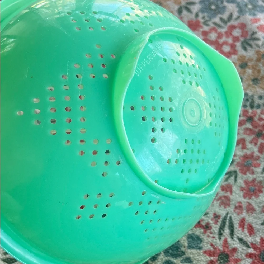Tupperware Green 9.5” strainer with open Lid. Easily rinse veggies